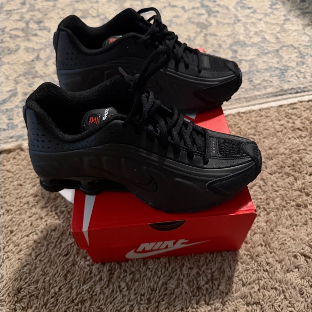 Nike Shox Men's Black Sneakers - Picture 8 of 9